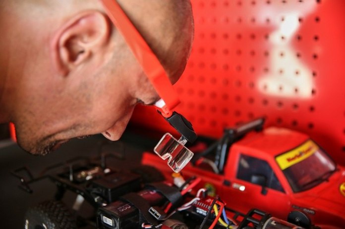 Lupa nagłowna YT-73842 działa na trzy baterie LR1130 o napięciu 1,5 V.